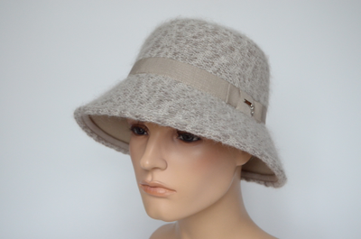 fetrovaya-bezhevaya-shlyapa-s-vyazanoy-otdelkoy-vizio-italiya