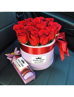 Набор 15 роз в Коробке + макаруны