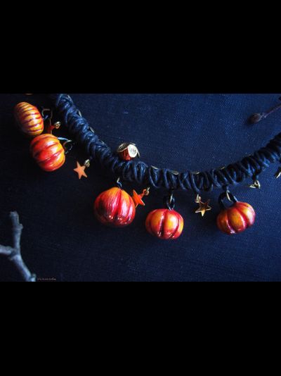 &quot;Круглые тыковки, звонкие звёздочки&quot;, короткое колье на плетёном шнуре