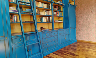 Библиотека модульная с лестницей и регулируемыми полками.