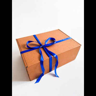 Огромная подарочная коробка GILEV 52x38x22 см с наполнителем и синей лентой