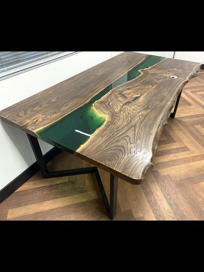 стол с рекой из эпоксидной смолы зелёного цвета