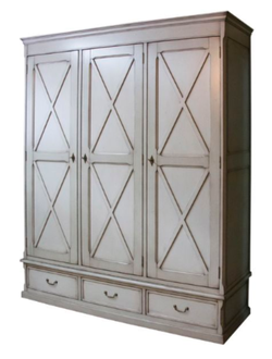 Шкаф для одежды трехстворчатый с ящиками.