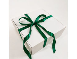 Белая подарочная коробка GILEV 32x32x12см с зеленой лентой и наполнителем