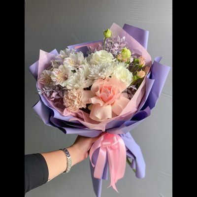 Розово-лавандовый букет с французской пионовидной розой
