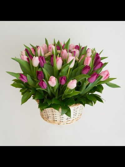 Корзина нежных тюльпанов