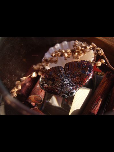 Миниатюрная брошь "Мотылёк-Уголёк"