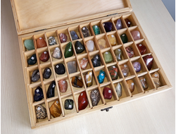 Коллекция 50 камней галтовок по 3-4 см, в коробке 32*23 см, вес около 1700 г  №25737