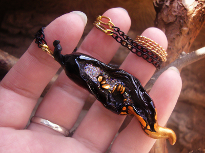 "Семечко из сада Нави", подвеска с чёрным перцем чили и золотыми семенами