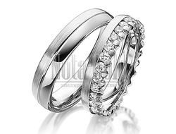 Обручальные кольца из белого золота с бриллиантами в женском кольце узкие с глянцевой и шероховатой поверхностью