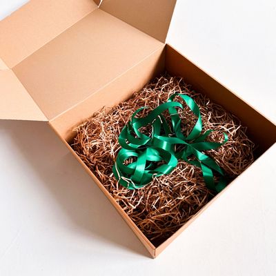 2 штуки - Огромная подарочная коробка GILEV 45х45х20см с зеленой лентой и наполнителем крафт