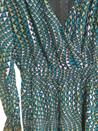 Платье бирюзового цвета с геометрическим орнаментом отрезное по линии талии