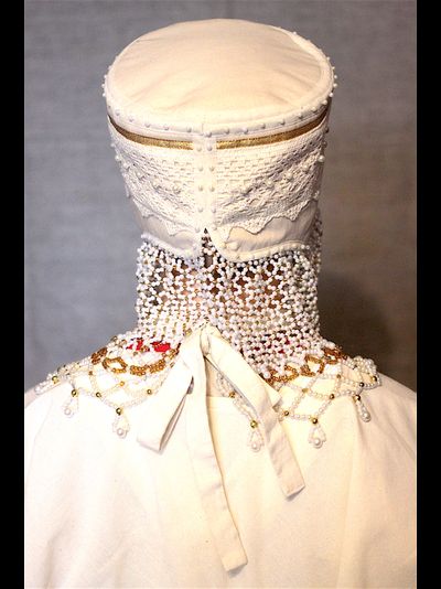 Русский народный женский головной убор "Повойник с жемчугами".