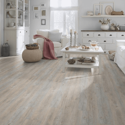 Виниловый пол Wineo 400 Wood Desire Oak Light DLC00108 в интерьере гостиной