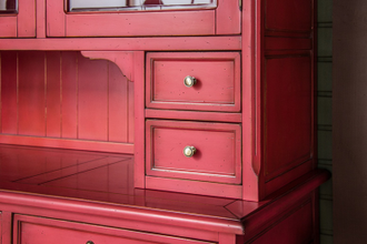 Буфет с верхней надстройкой со стеклом на цоколе.