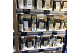 Выкладка чая в супермаркете