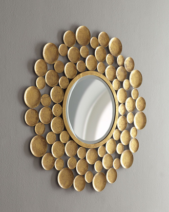 Зеркало круглое в раме из металлических дисков разных размеров.