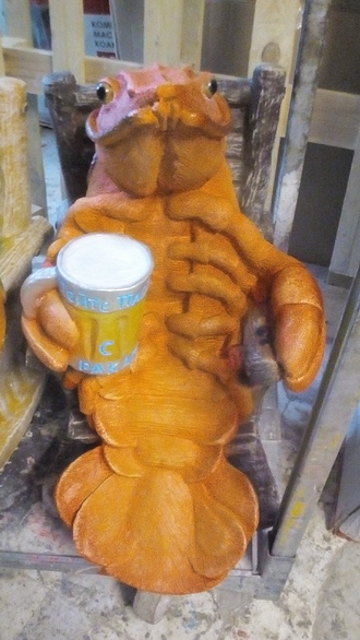 Садовая фигура Рак в кресле-качалке с кружкой пива 72 см
