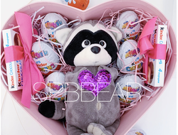 Подарочная коробка Киндер сюрприз и енот средняя