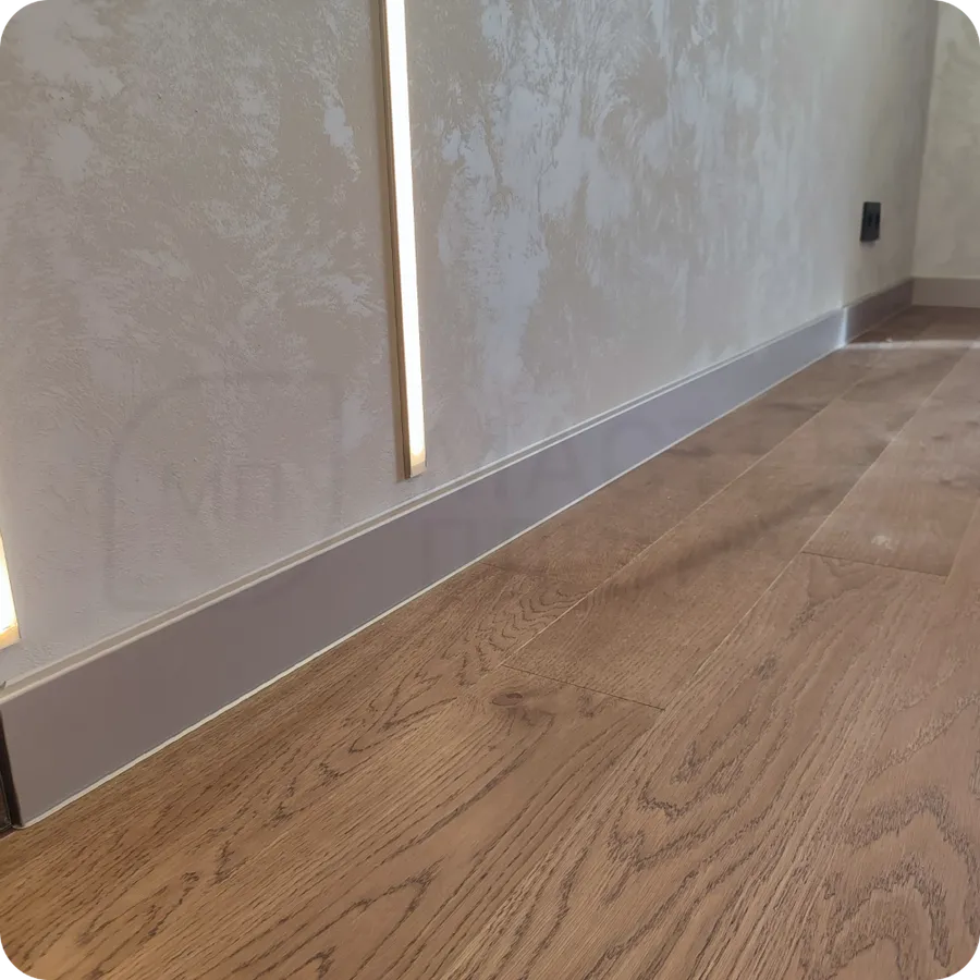 Современный ампир: установка плинтуса Dollken в бронзе - идеальное решение для создания интерьера в стиле современного ампира.