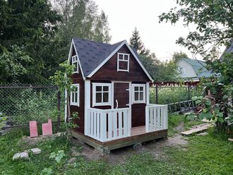 Двухэтажный детский домик для игр на даче (внутри второй этаж-кровать)
