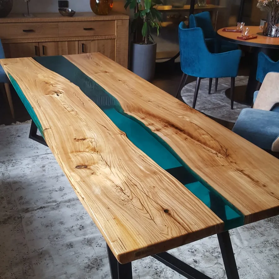 Стол-река из карагача. Ресторан "Асадо", г.Екатеринбург, работа spilcenter.com