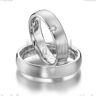 Матовые обручальные кольца из белого золота с бриллиантом у края женского кольца