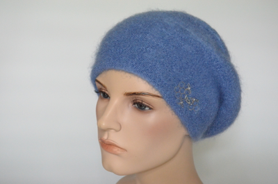 goluboy-vyazaniy-mokheroviy-beret-dlya-zhenschin-vizio-italiya