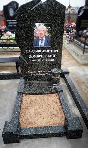 Памятник мужчине из зеленого гранита