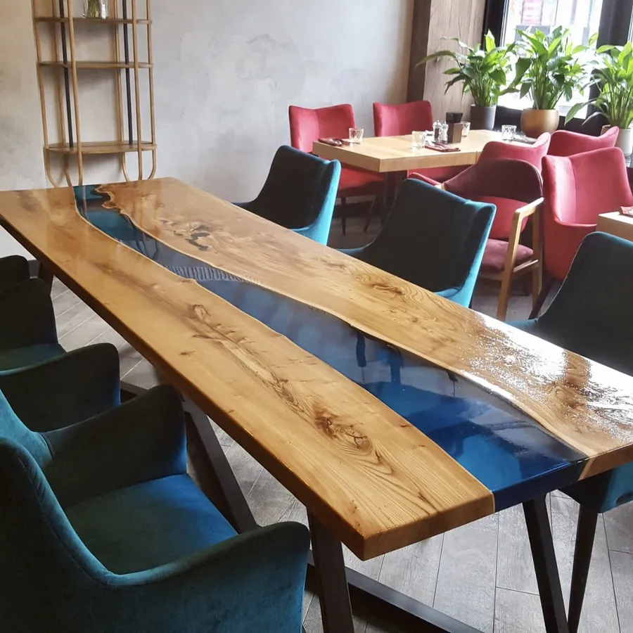 Стол-река из карагача. Ресторан "Асадо", г.Екатеринбург, работа spilcenter.com