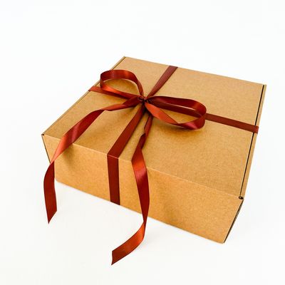 Подарочная коробка GILEV 32x32x12см с наполнителем и коричневой лентой