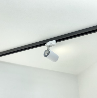 svetilnik-trekovii-belii-pod-lampu-gu10