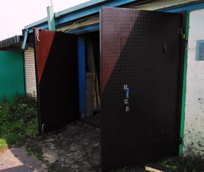 РАСПАШНЫЕ ГАРАЖНЫЕ ВОРОТА С КАЛИТКОЙ   артикул СВР -04 (УТЕПЛЕННЫЕ)