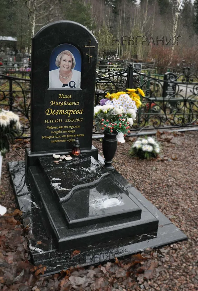 Памятник гранитный со стеклом