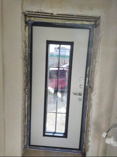 АГОРА 95 (ТРЕХКОНТУРНАЯ). МУАР СЕРЫЙ/ БЕЛЫЙ МАТОВЫЙ. ДВУХКАМЕРНЫЙ СТЕКЛОПАКЕТ. НАДЕЖНАЯ ВХОДНАЯ ДВЕРЬ