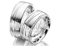 Обручальные кольца из белого золота с дорожкой бриллиантов в женском кольце и волнистым рисунком
