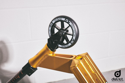 Трюковой самокат District Titan - Ano Gold / Black