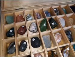 Коллекция 50 камней галтовок по 3-4 см, в коробке 32*23 см, вес около 1700 г  №25737