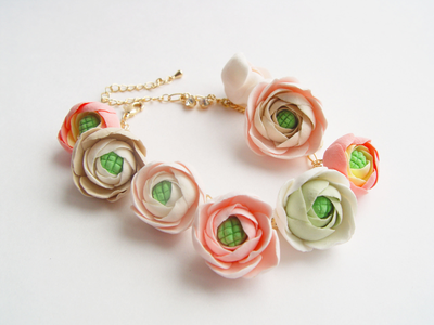 Позолоченный браслет с нежными ранункулюсами.