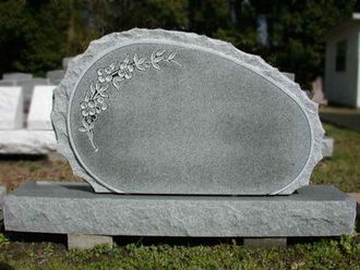 Фото памятника скала на могилу с цветами в СПб