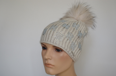 zhenskaya-shapka-s-pomponom-vizio-italiya-1005-cp-belaya