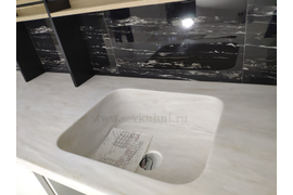 Кухня со столешницей из искусственного камня и профильной ручкой Gola