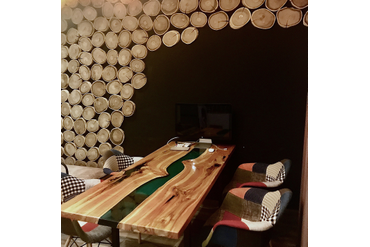 Оформление стены спилами акации, частный интерьер, г.Екатеринбург. Работа spilcenter.com