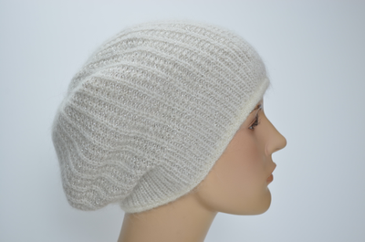 Вязаный белый берет из альпака зимний
