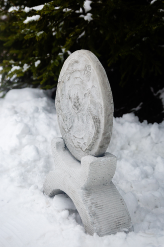 Скульптура пара карпов кои