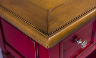 Широкая консоль с 3 ящиками на прямых ножках.