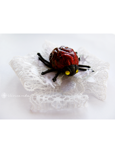 Необычная брошь с кружевом и жуком - "Хранитель"
