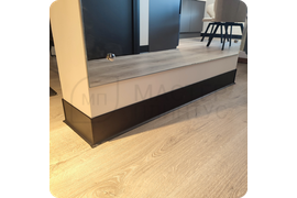 Изысканный декор для современного пространства: черный алюминиевый плинтус ПЛ 100 с благородным муаровым узором.