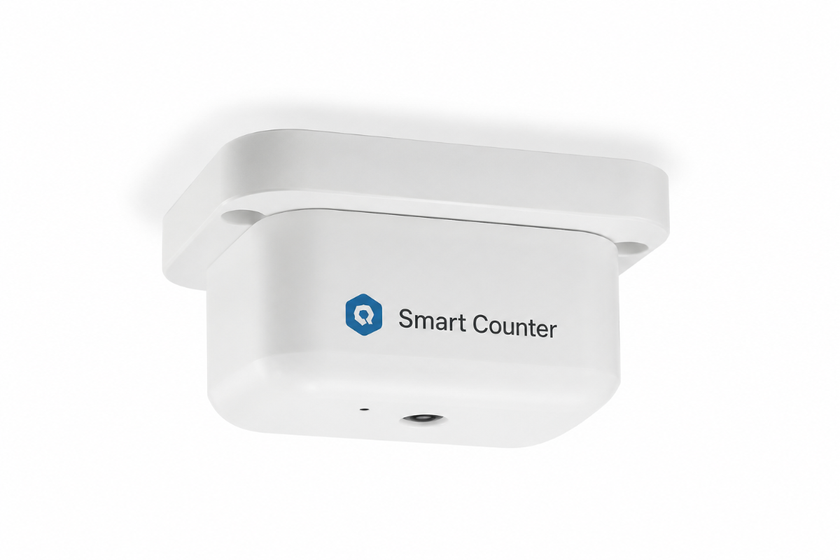 Современный счётчик посетителей Smart Counter на белом фоне