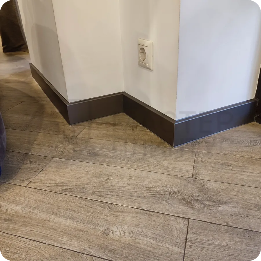 Элегантное завершение: установка бронзового плинтуса служит идеальным завершающим элементом интерьера, добавляя ему благородство и утонченность.